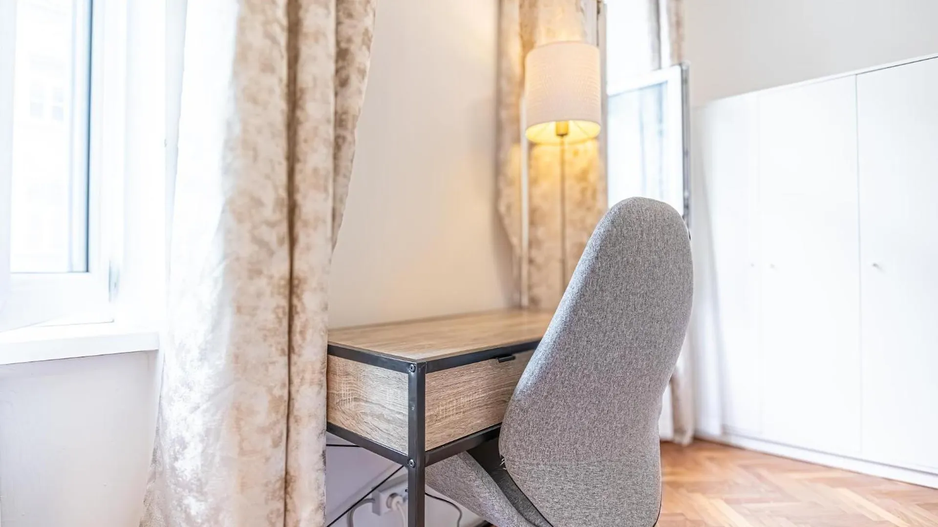 Appartamento Convenient 3-Br Shared Apt, 15 Min To Landstrasse Hub Vienna Austria