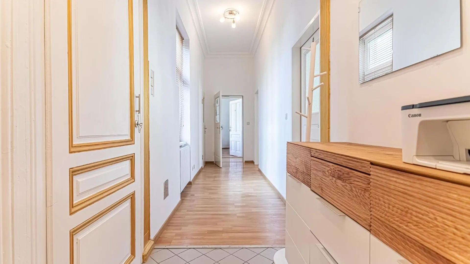 Apartment Convenient 3-Br Shared Apt, 15 Min To Landstrasse Hub Vienna Austria