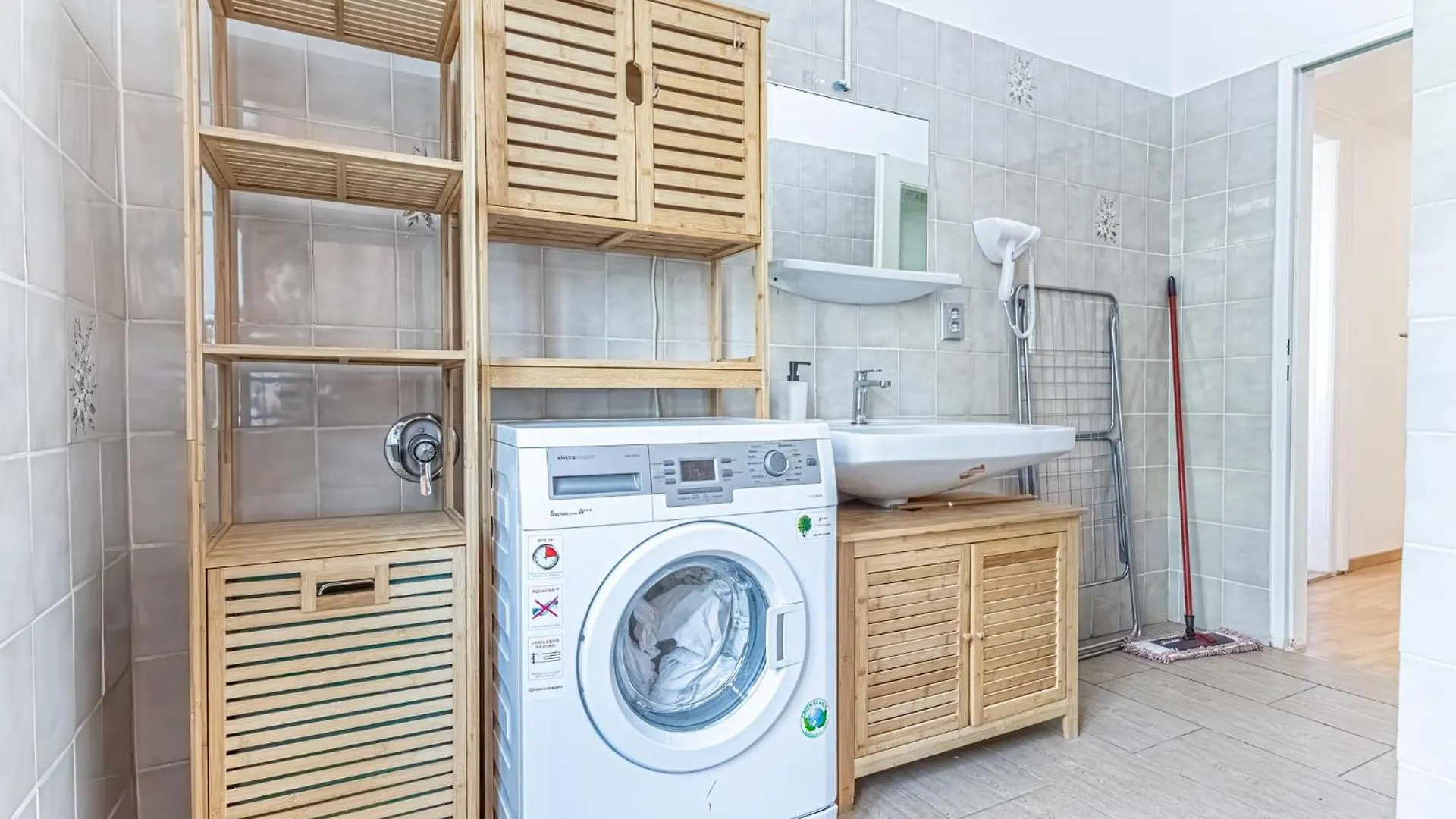 Apartment Convenient 3-Br Shared Apt, 15 Min To Landstrasse Hub Vienna Austria
