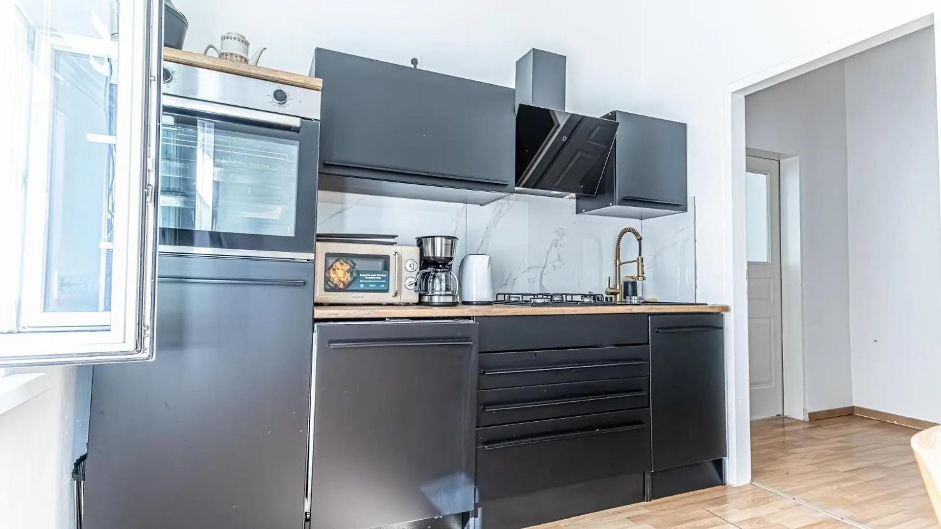 Convenient 3-Br Shared Apt, 15 Min To Landstrasse Hub Vienna Austria