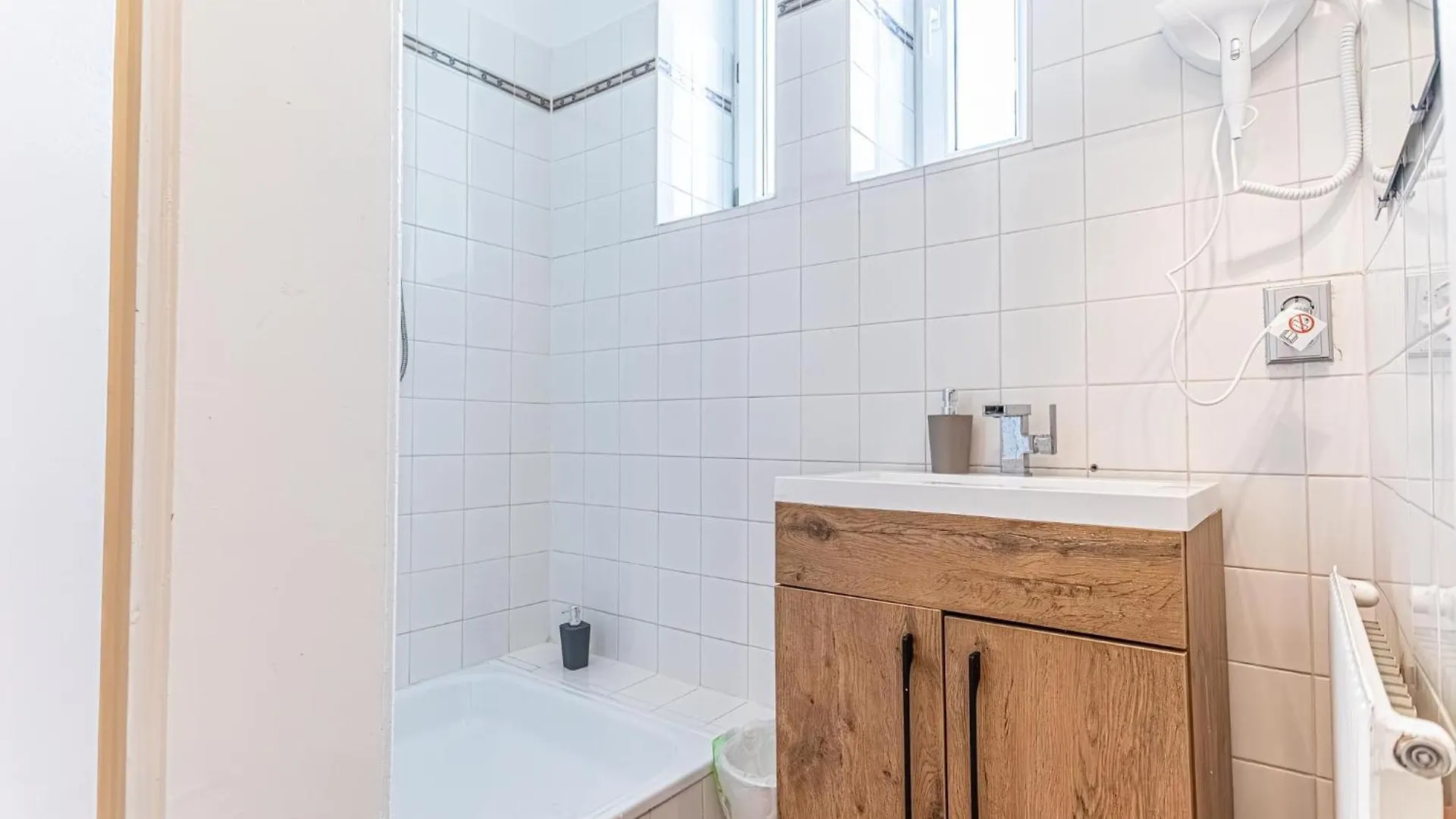 Convenient 3-Br Shared Apt, 15 Min To Landstrasse Hub Vienna 0*,  Austria